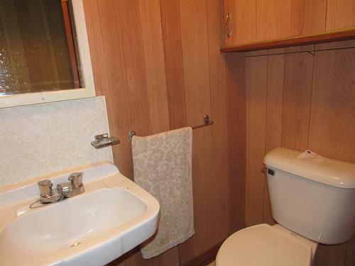 2629 9Th Avenue, Castlegar, BC - Indoor Photo Showing Bathroom