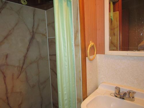 2629 9Th Avenue, Castlegar, BC - Indoor Photo Showing Bathroom