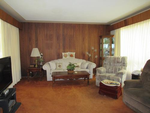 2629 9Th Avenue, Castlegar, BC - Indoor Photo Showing Living Room