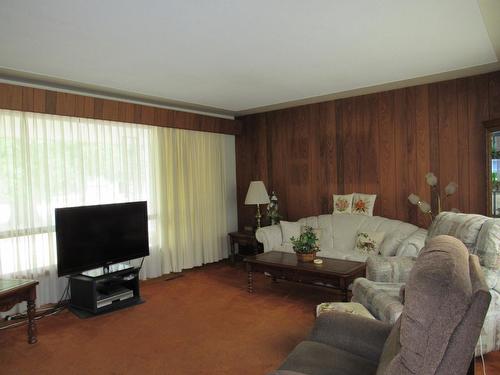 2629 9Th Avenue, Castlegar, BC - Indoor Photo Showing Living Room