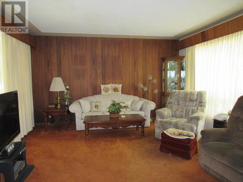 2629 9Th  Avenue, Castlegar, BC - Indoor Photo Showing Living Room