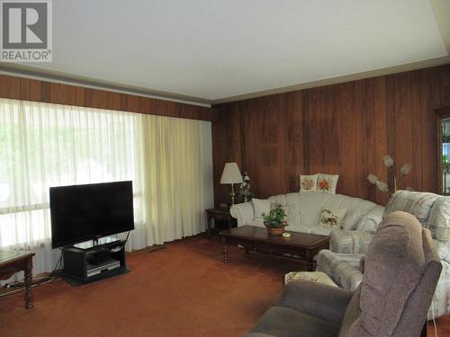 2629 9Th  Avenue, Castlegar, BC - Indoor Photo Showing Living Room