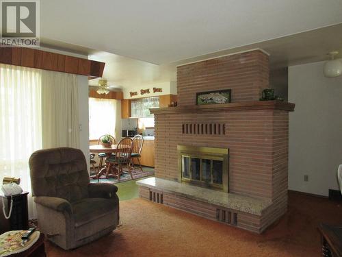 2629 9Th  Avenue, Castlegar, BC - Indoor Photo Showing Living Room With Fireplace