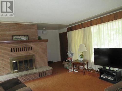 2629 9Th  Avenue, Castlegar, BC - Indoor Photo Showing Living Room With Fireplace