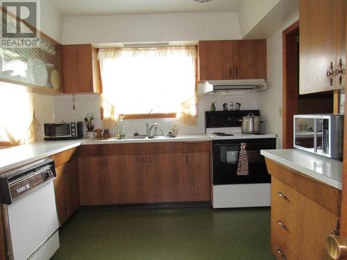 2629 9Th  Avenue, Castlegar, BC - Indoor Photo Showing Kitchen With Double Sink