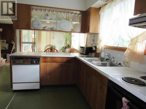 2629 9Th  Avenue, Castlegar, BC - Indoor Photo Showing Kitchen With Double Sink