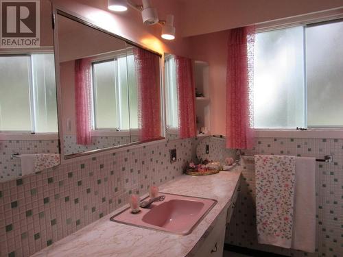 2629 9Th  Avenue, Castlegar, BC - Indoor Photo Showing Bathroom