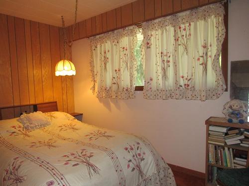 2629 9Th Avenue, Castlegar, BC - Indoor Photo Showing Bedroom