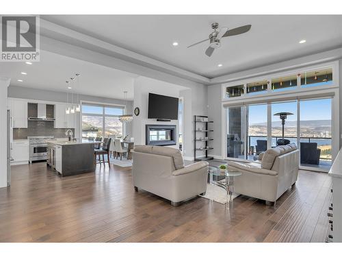 1823 Diamond View Drive, West Kelowna, BC - Indoor Photo Showing Living Room