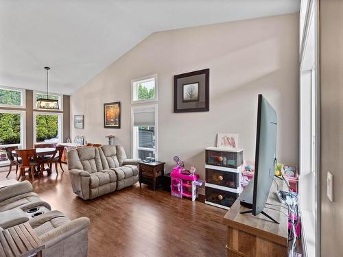 1032 Fleetwood Crt, Kamloops, BC - Indoor Photo Showing Living Room