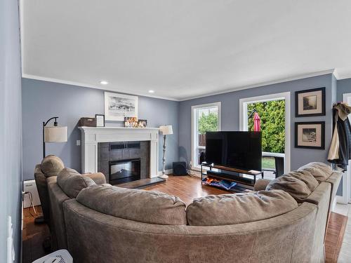 1032 Fleetwood Crt, Kamloops, BC - Indoor Photo Showing Living Room With Fireplace