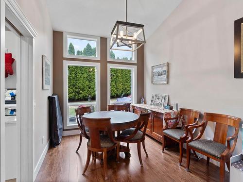 1032 Fleetwood Crt, Kamloops, BC - Indoor Photo Showing Dining Room