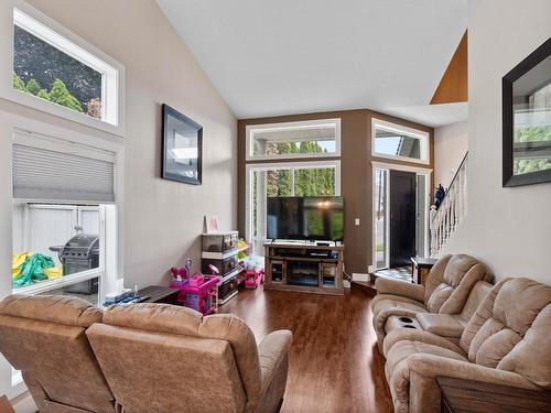 1032 Fleetwood Crt, Kamloops, BC - Indoor Photo Showing Living Room