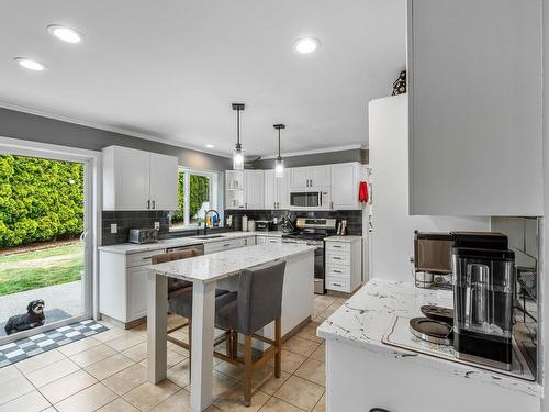 1032 Fleetwood Crt, Kamloops, BC - Indoor Photo Showing Kitchen