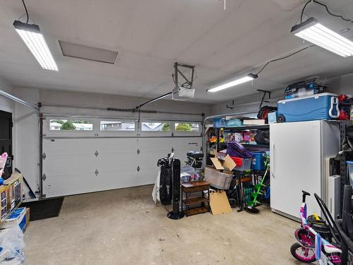 1032 Fleetwood Crt, Kamloops, BC - Indoor Photo Showing Garage