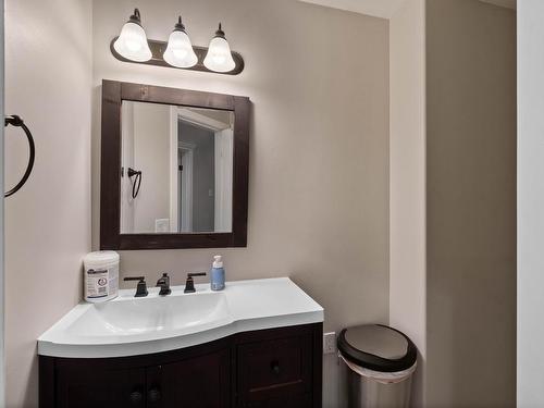 1032 Fleetwood Crt, Kamloops, BC - Indoor Photo Showing Bathroom