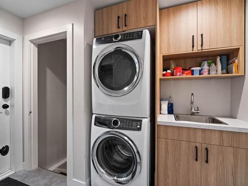 1032 Fleetwood Crt, Kamloops, BC - Indoor Photo Showing Laundry Room