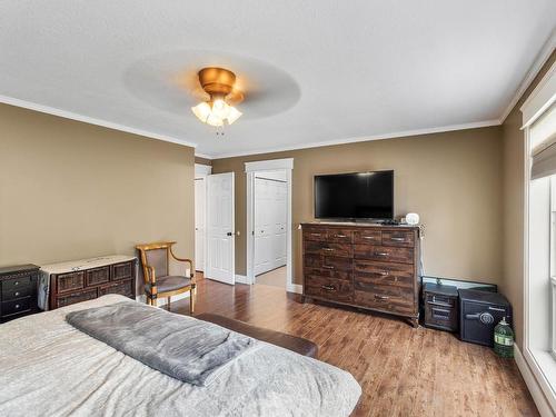 1032 Fleetwood Crt, Kamloops, BC - Indoor Photo Showing Bedroom