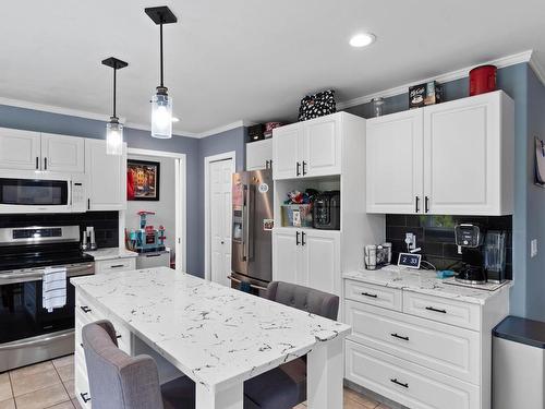 1032 Fleetwood Crt, Kamloops, BC - Indoor Photo Showing Kitchen