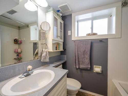 2304 Fleetwood Ave, Kamloops, BC - Indoor Photo Showing Bathroom