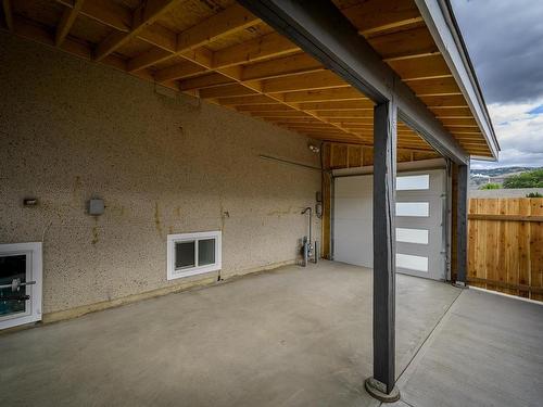 2304 Fleetwood Ave, Kamloops, BC - Indoor Photo Showing Garage