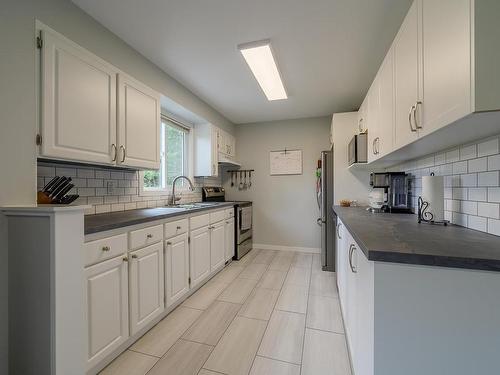 2304 Fleetwood Ave, Kamloops, BC - Indoor Photo Showing Kitchen