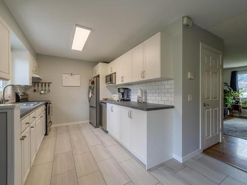 2304 Fleetwood Ave, Kamloops, BC - Indoor Photo Showing Kitchen