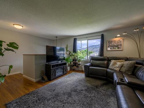 2304 Fleetwood Ave, Kamloops, BC - Indoor Photo Showing Living Room