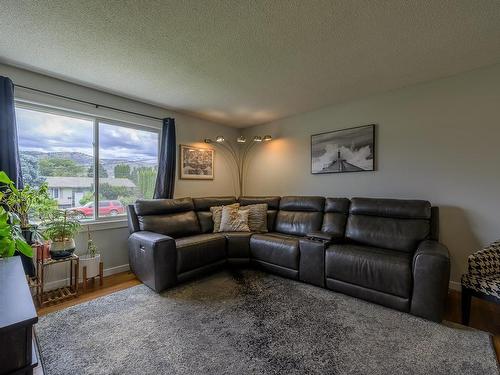 2304 Fleetwood Ave, Kamloops, BC - Indoor Photo Showing Living Room