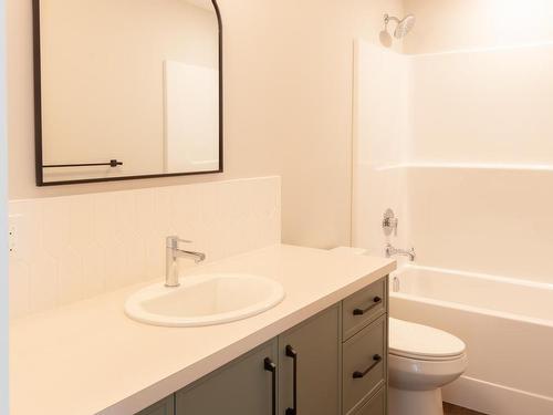 8759 Badger Drive, Kamloops, BC - Indoor Photo Showing Bathroom