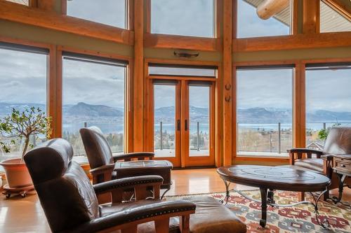 3700 Partridge Road, Naramata, BC - Indoor Photo Showing Living Room