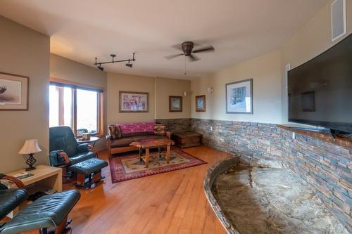 3700 Partridge Road, Naramata, BC - Indoor Photo Showing Living Room