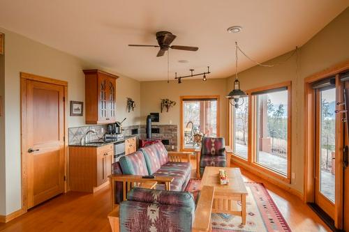 3700 Partridge Road, Naramata, BC - Indoor Photo Showing Living Room