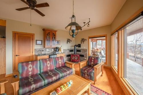 3700 Partridge Road, Naramata, BC - Indoor Photo Showing Living Room