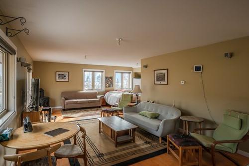 3700 Partridge Road, Naramata, BC - Indoor Photo Showing Living Room