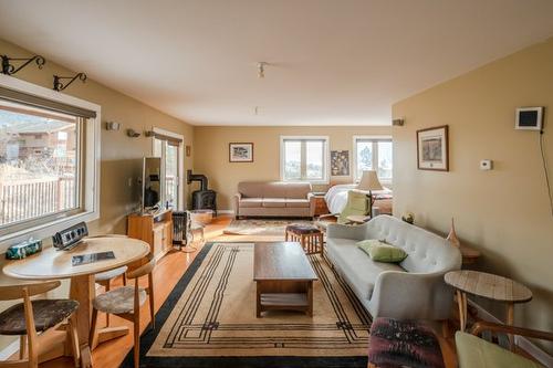 3700 Partridge Road, Naramata, BC - Indoor Photo Showing Living Room