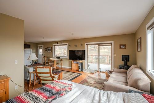 3700 Partridge Road, Naramata, BC - Indoor Photo Showing Living Room