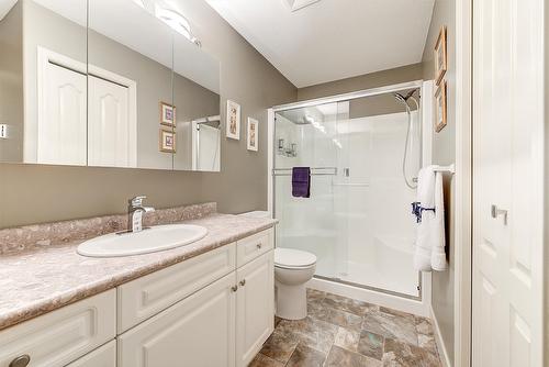 102-2300 Benvoulin Road, Kelowna, BC - Indoor Photo Showing Bathroom