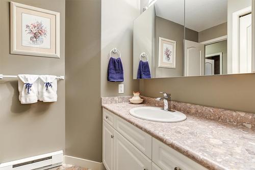 102-2300 Benvoulin Road, Kelowna, BC - Indoor Photo Showing Bathroom