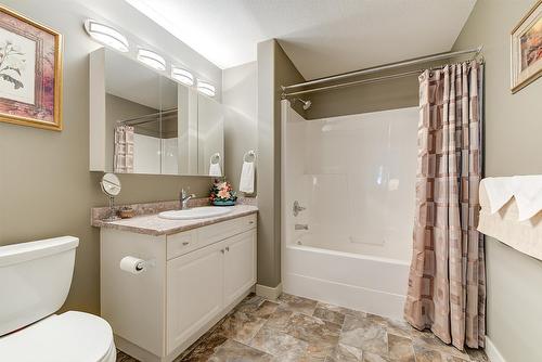 102-2300 Benvoulin Road, Kelowna, BC - Indoor Photo Showing Bathroom