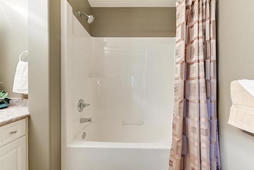 102-2300 Benvoulin Road, Kelowna, BC - Indoor Photo Showing Bathroom