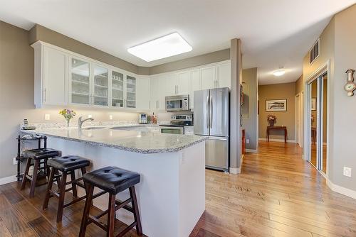 102-2300 Benvoulin Road, Kelowna, BC - Indoor Photo Showing Kitchen With Upgraded Kitchen