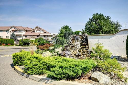 102-2300 Benvoulin Road, Kelowna, BC - Outdoor