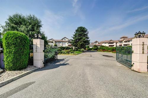 102-2300 Benvoulin Road, Kelowna, BC - Outdoor