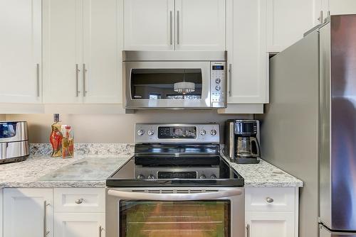 102-2300 Benvoulin Road, Kelowna, BC - Indoor Photo Showing Kitchen With Upgraded Kitchen