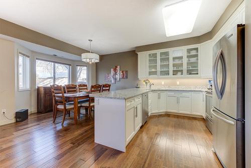 102-2300 Benvoulin Road, Kelowna, BC - Indoor Photo Showing Kitchen With Upgraded Kitchen