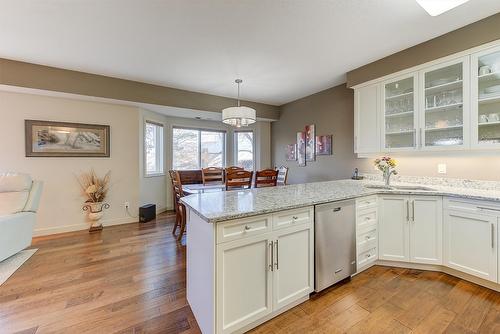 102-2300 Benvoulin Road, Kelowna, BC - Indoor Photo Showing Kitchen