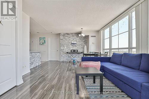 16C - 6 Rosebank Drive, Toronto, ON - Indoor Photo Showing Living Room