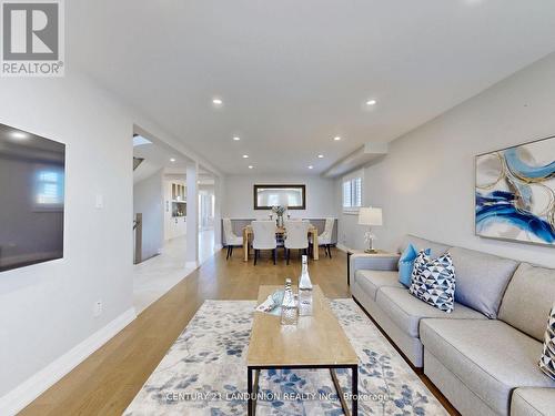 18 Ravenhill Crescent, Markham (Milliken Mills East), ON - Indoor Photo Showing Living Room