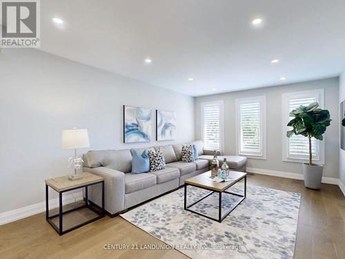 18 Ravenhill Crescent, Markham (Milliken Mills East), ON - Indoor Photo Showing Living Room